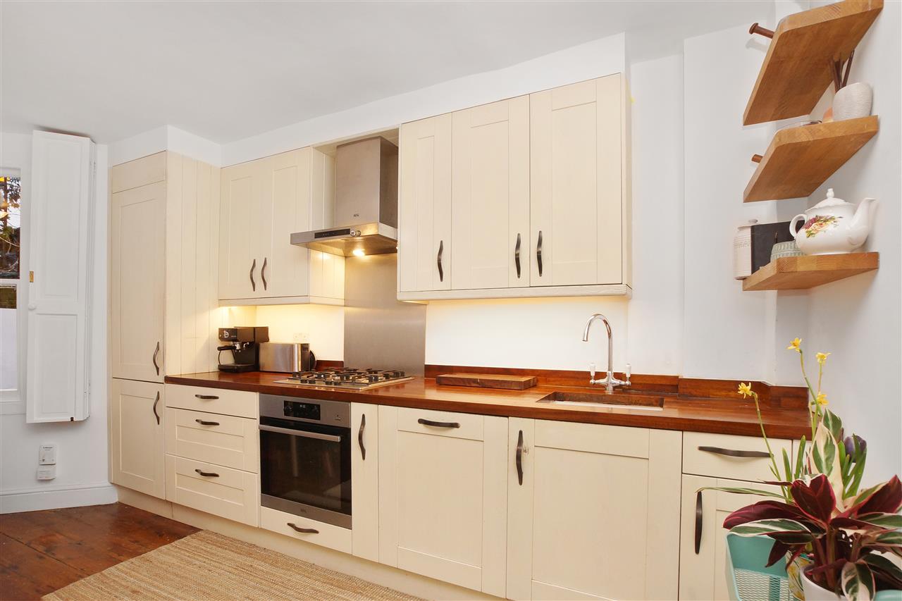 2 bed flat for sale in Tufnell Park Road 5