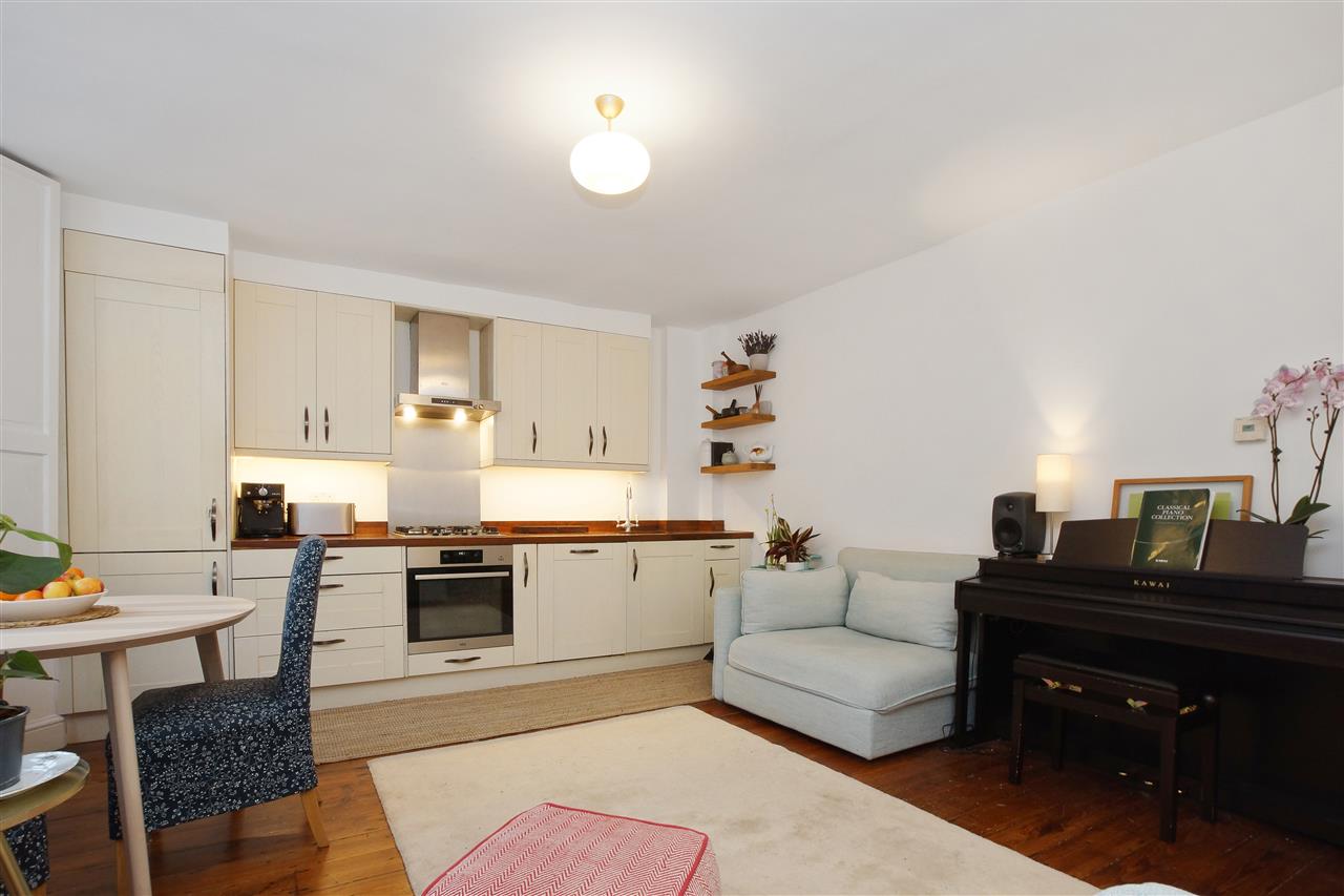 2 bed flat for sale in Tufnell Park Road  - Property Image 7