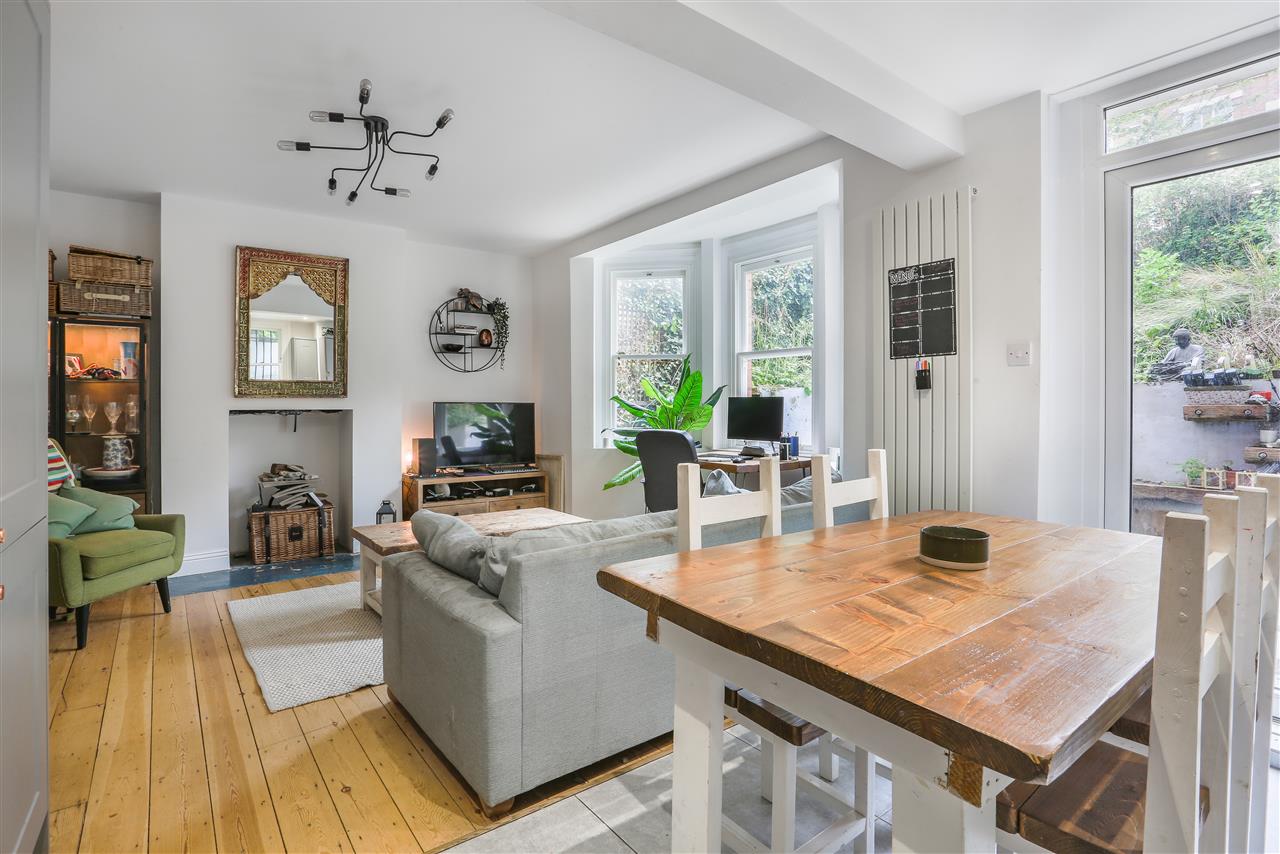 A truly stunning garden apartment forming part of an imposing semi detached converted Victorian property situated in a prime location on the corner of two of the most sought after tree-lined roads in Tufnell Park within close proximity to Tufnell Park (Northern Line) underground station, the ...