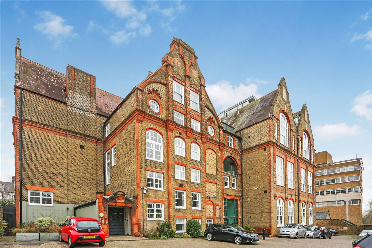 2 bed flat for sale  - Property Image 2