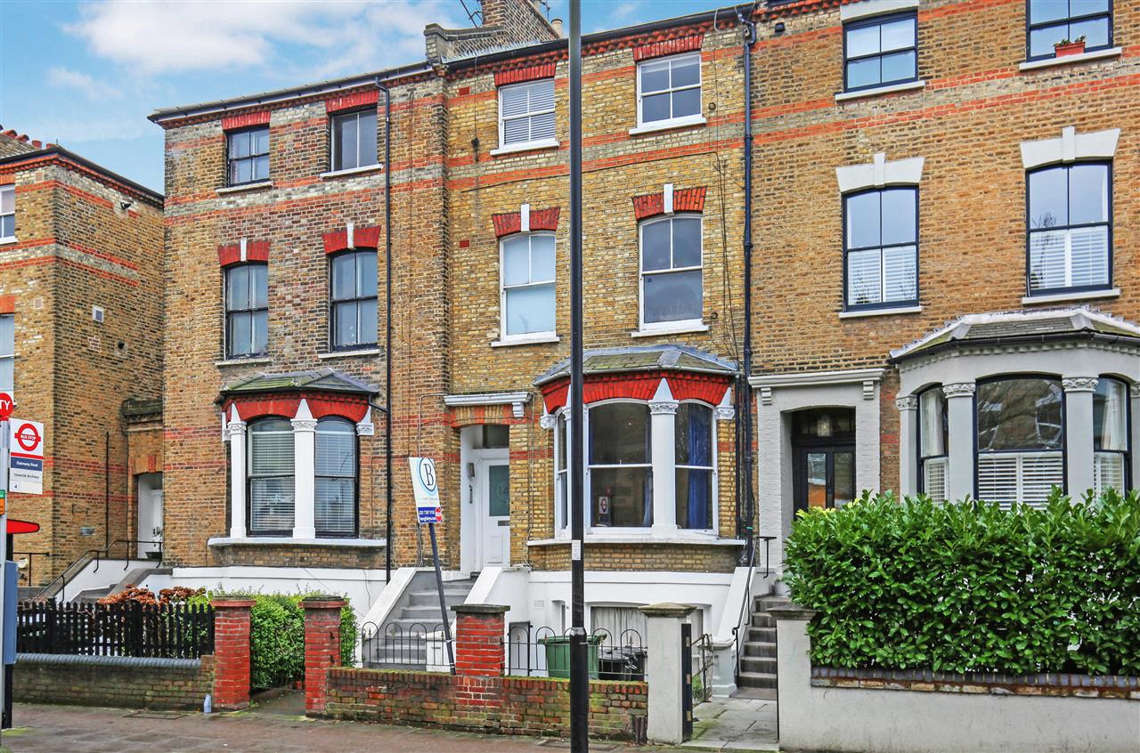 2 bed flat for sale in Tufnell Park Road 1