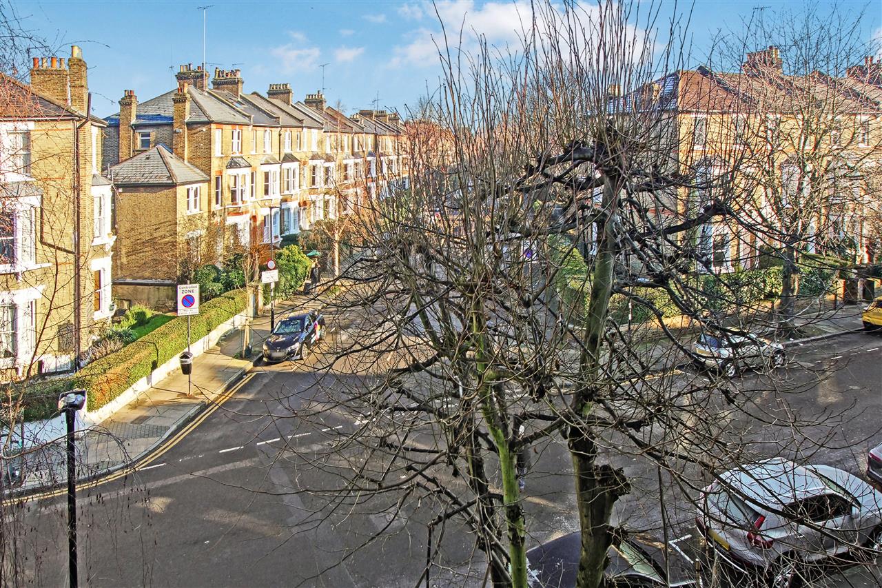 3 bed flat to rent in Huddleston Road 21