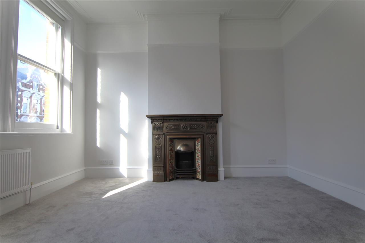 This great two-bedroom apartment, located in the lively Crouch End. The property includes two good size double bedrooms; a fully fitted kitchen; a spacious high ceiling living room and a glowing bathroom with bath and power shower. Having Crouch End Clock Tower within 2 minutes' walk, Broadway ...