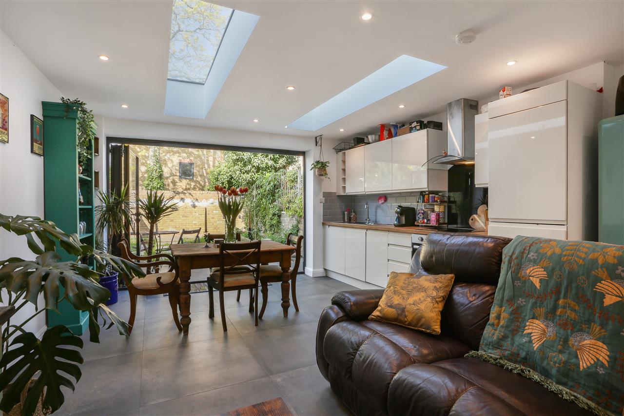 2 bed flat for sale in Torriano Avenue 3