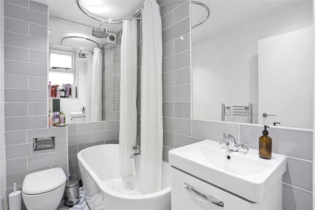 3 bed flat for sale in Brecknock Road  - Property Image 7