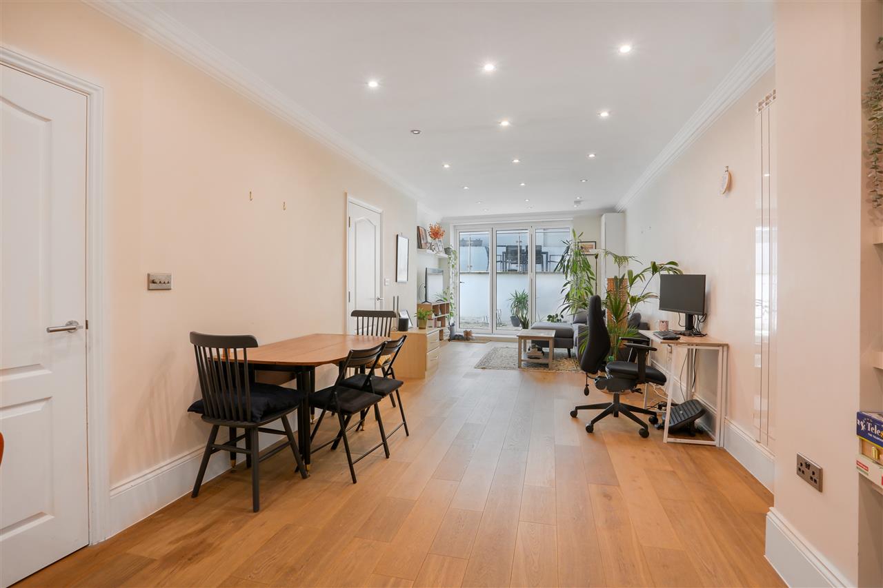 CHAIN FREE! A contemporary, well presented and very spacious (approximately 700 Sq Ft / 65 Sq M) lower ground floor garden apartment situated in a sought-after location set amongst local shops, cafes, specialist food stores and transport links on Brecknock Road. Kentish Town's multiple shopping ...