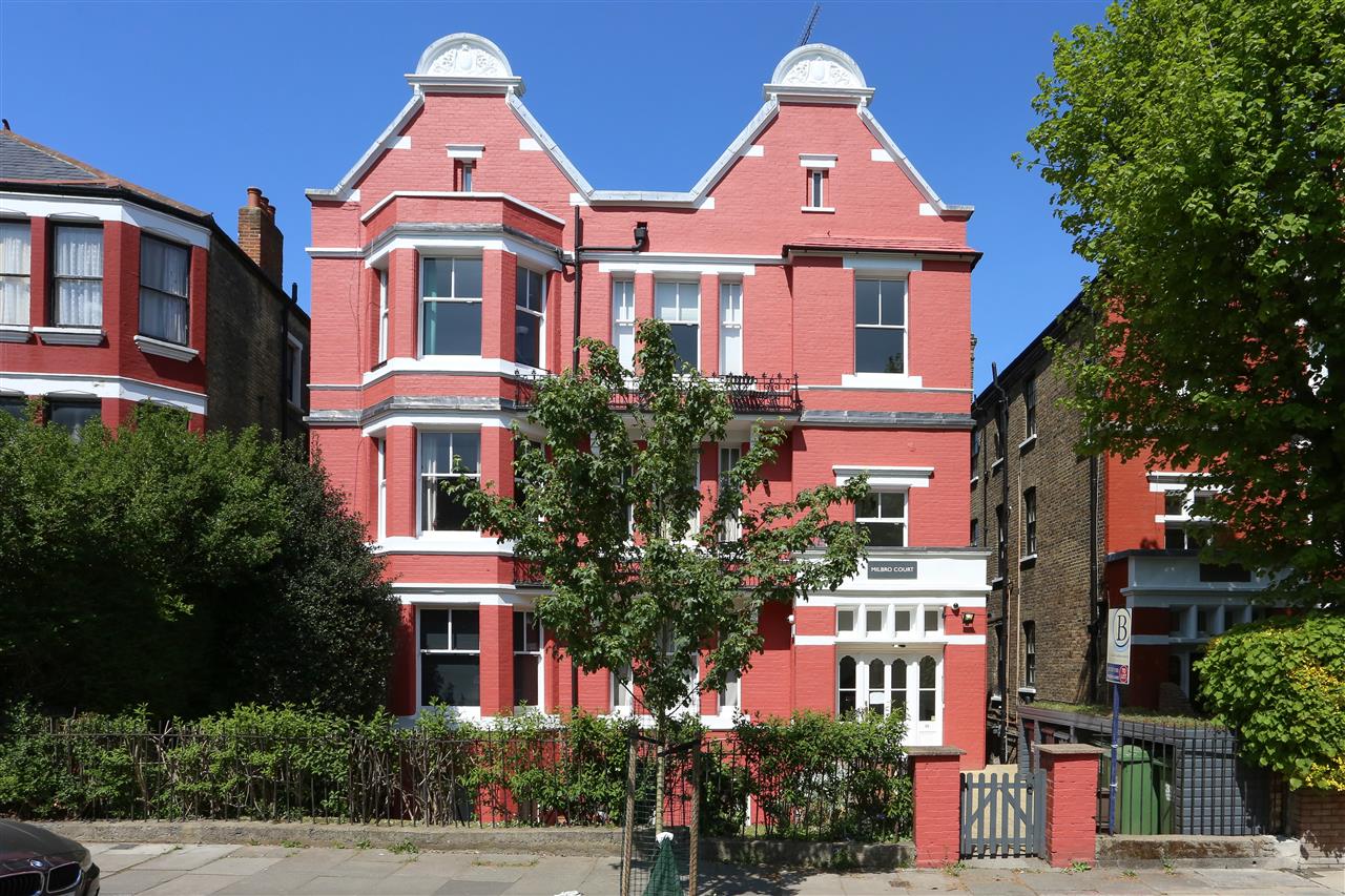CHAIN FREE! Lower ground floor apartment requiring complete modernisation and forming part of a highly sought after period Mansion block situated in a prime location on one of the most sought after tree-lined roads in Tufnell Park within close proximity to Tufnell Park (Northern Line) ...
