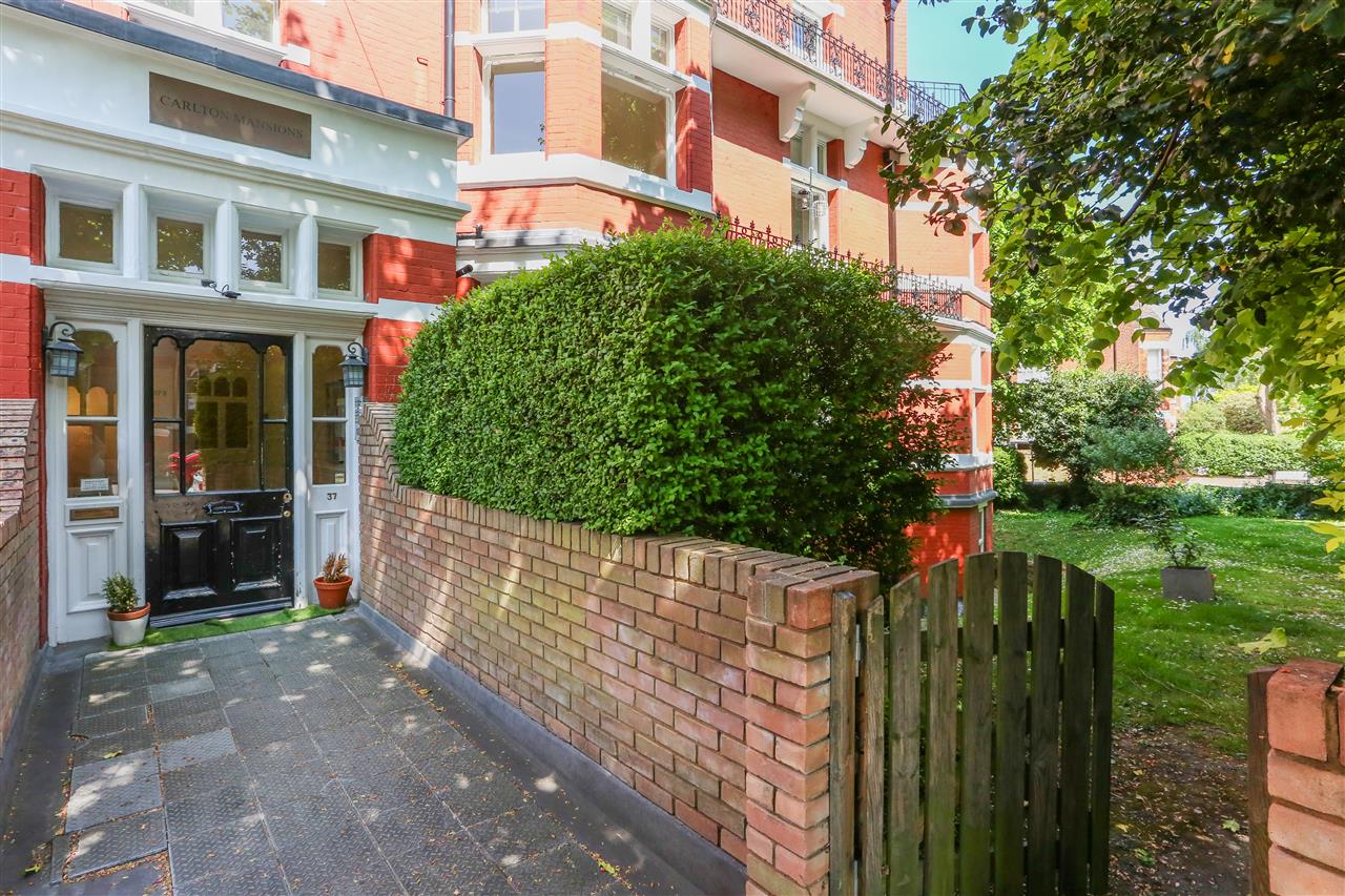 2 bed flat for sale  - Property Image 2