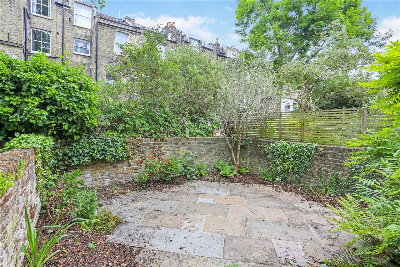3 bed flat for sale in Bardolph Road  - Property Image 3