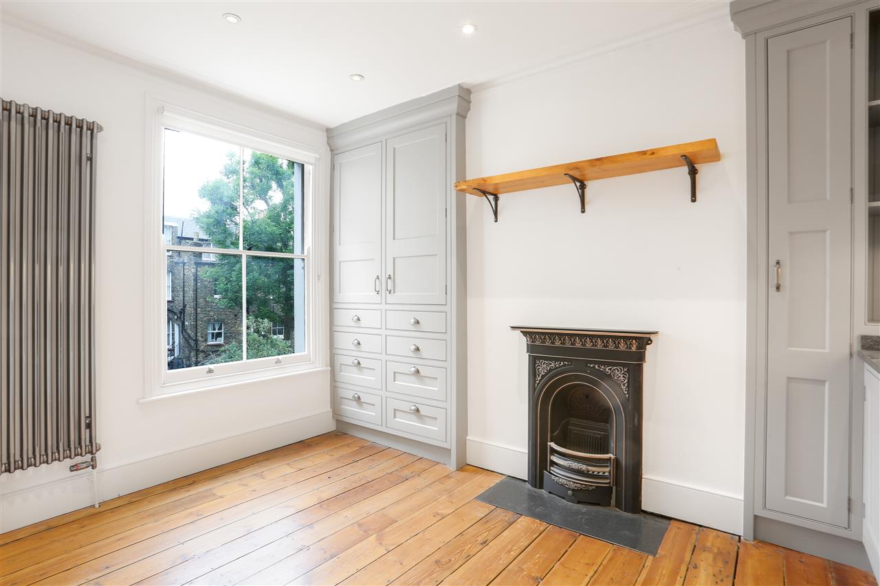 3 bed flat for sale in Bardolph Road 10