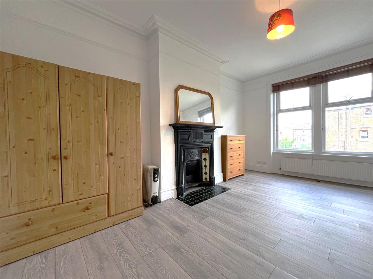 AVAILABLE IMMEDIATELY! GAS (LIMITED TO CERTAIN TIMES OF DAY) AND WATER INCLUDED! RECENTLY REDECORATED, MAINLY REFURBISHED and PART FURNISHED STUDIO APARTMENT located on the first floor of an end of terrace Victorian converted house. This spacious studio consists of a sleeping area with wardrobe ...