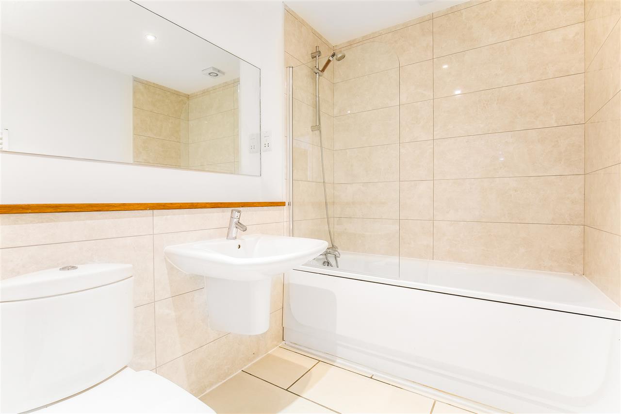2 bed flat for sale in Northpoint Square 15