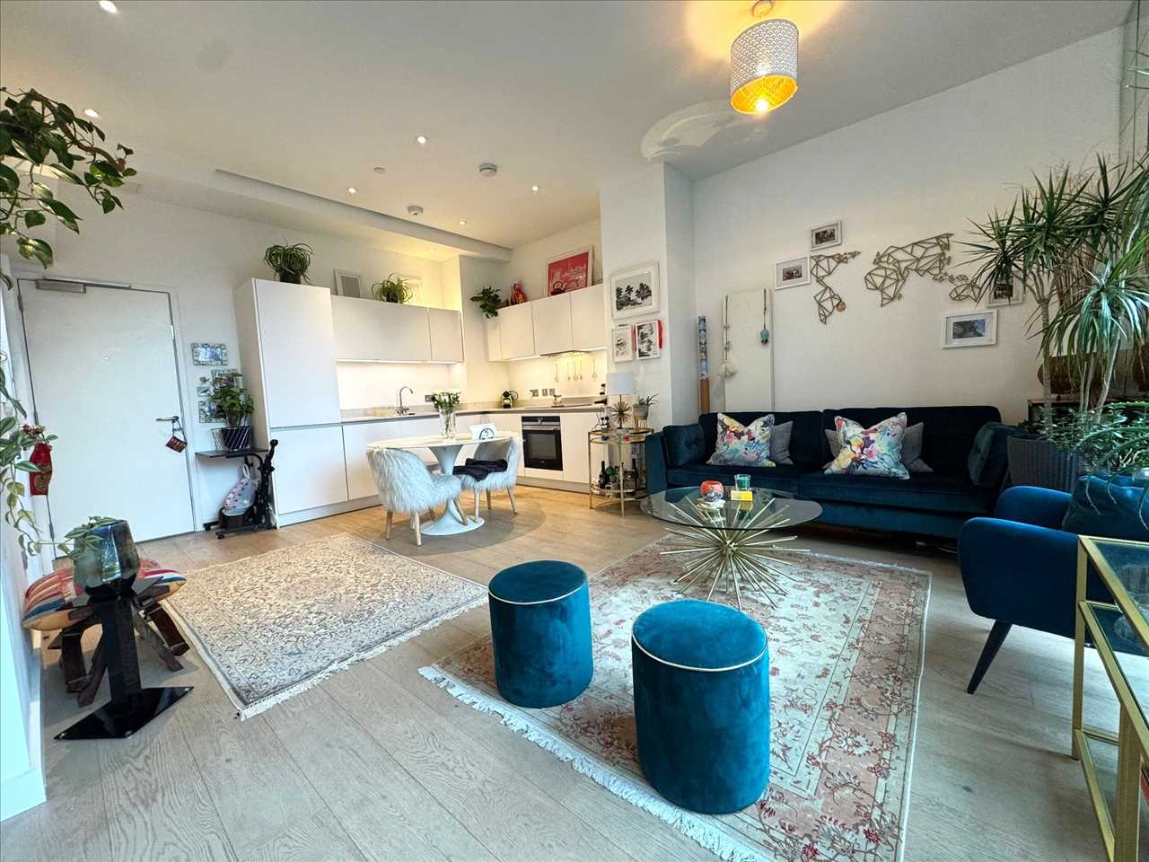 AVAILABLE IMMEDIATELY! Stunning first floor FURNISHED apartment situated in Hill House which is a landmark modern development, set above Archway Underground Station (Northern Line) designed and built by Hawkins Brown architects. The accommodation comprises one double bedroom, open plan ...