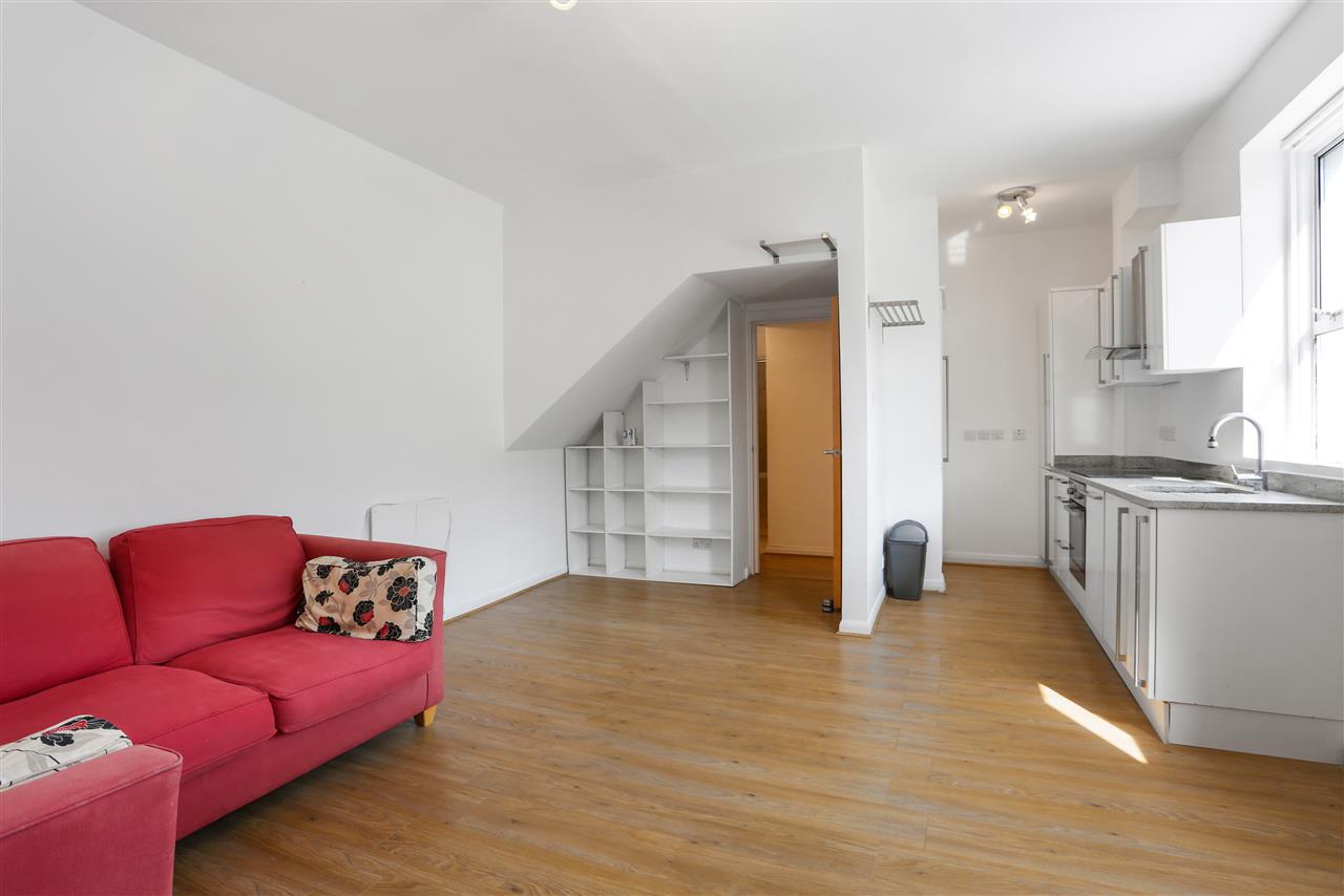 CHAIN FREE! A well presented and spacious (approximately 487 Sq Ft/ 45 Sq M) first floor apartment situated in a popular location immediately accessible to the local shops of Queens Crescent and within close proximity to the open spaces of Hampstead Heath, Chalk Farm, Belsize Park & Kentish ...