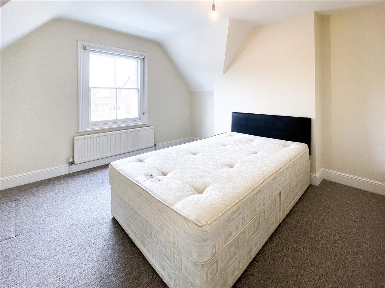 2 bed flat for sale in Mount View Road 3