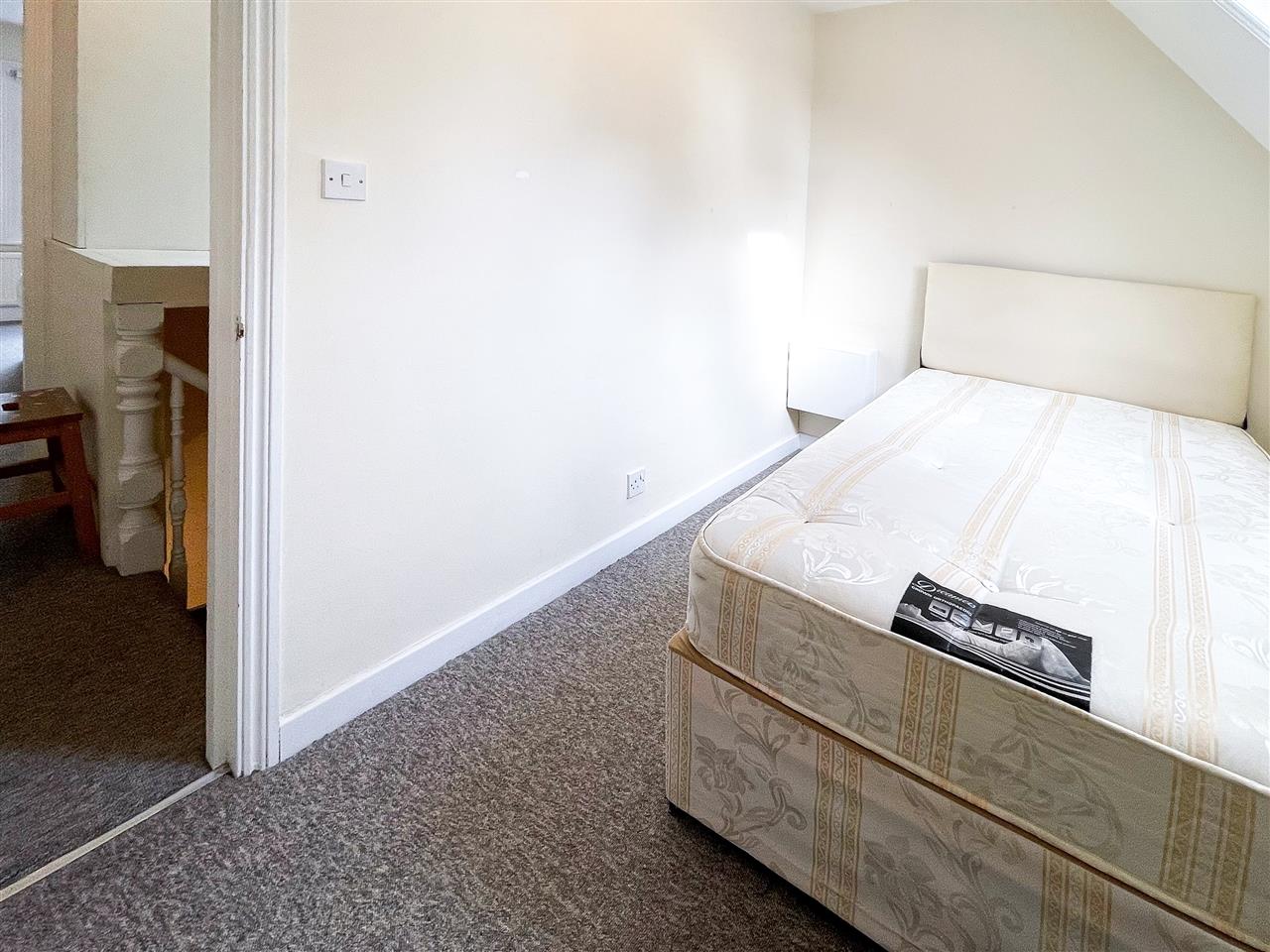 2 bed flat for sale in Mount View Road 6