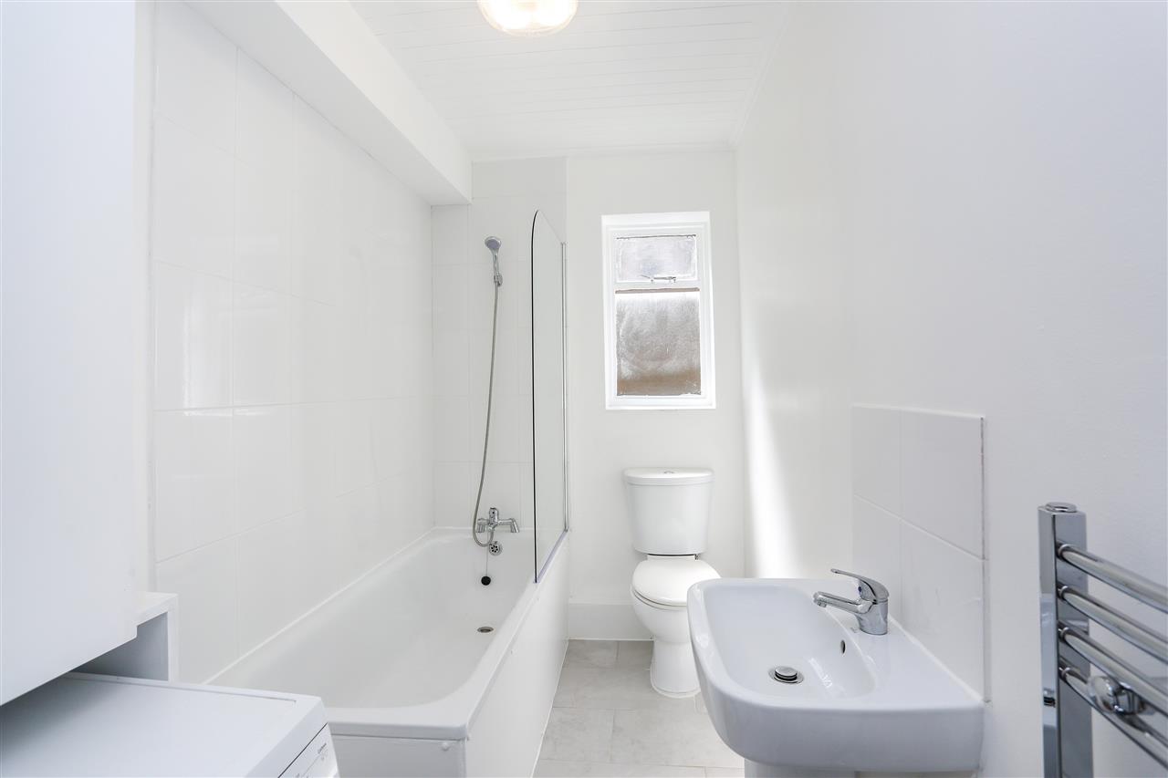 2 bed flat for sale in Mount View Road 8