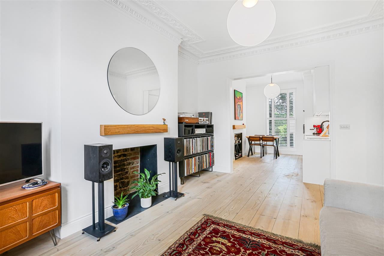 A truly stunning, contemporary and refurbished to a very high standard raised ground floor converted apartment forming part of an imposing semi detached Victorian property situated within close proximity to multiple shopping and transport facilities including: Tufnell Park, Holloway Road, ...