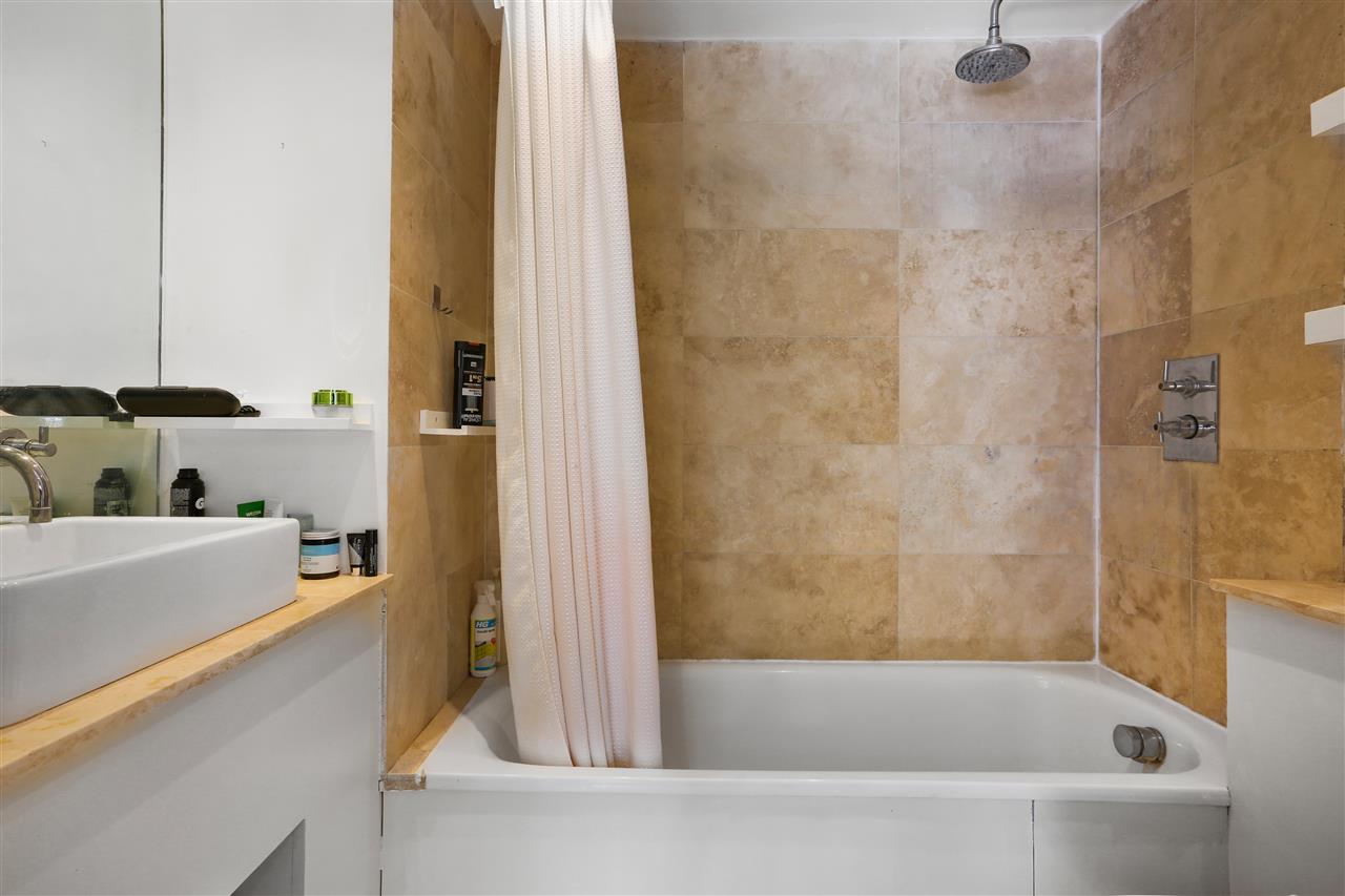 2 bed flat for sale in Caledonian Road 9