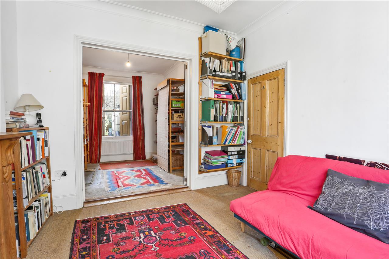 CHAIN FREE! A well presented three storey terraced Victorian house situated within close proximity of the popular Landseer Arms gastro pub, the green spaces Davenant Road Gardens and Whittington Park together with transport facilities including Archway underground (Northern Line) station and ...