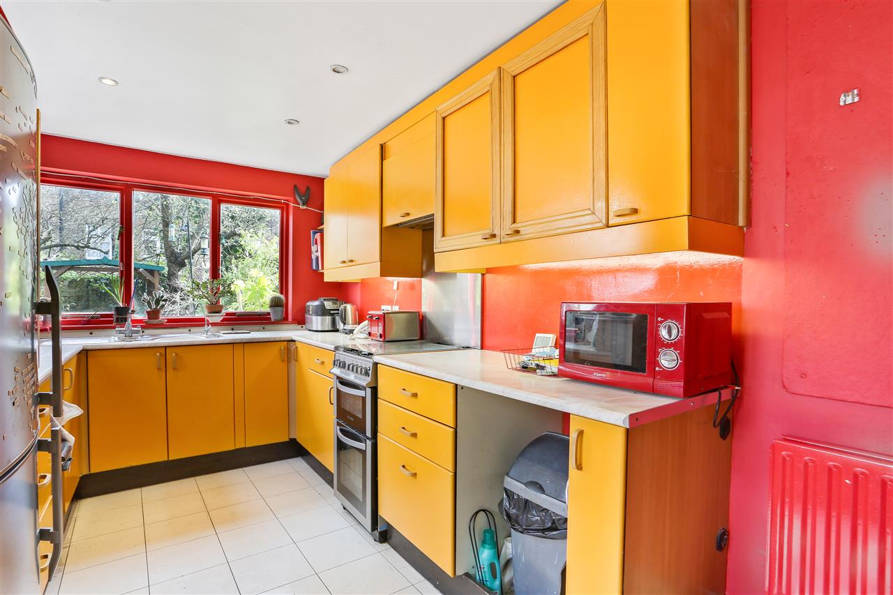 3 bed terraced house for sale in Davenant Road 2
