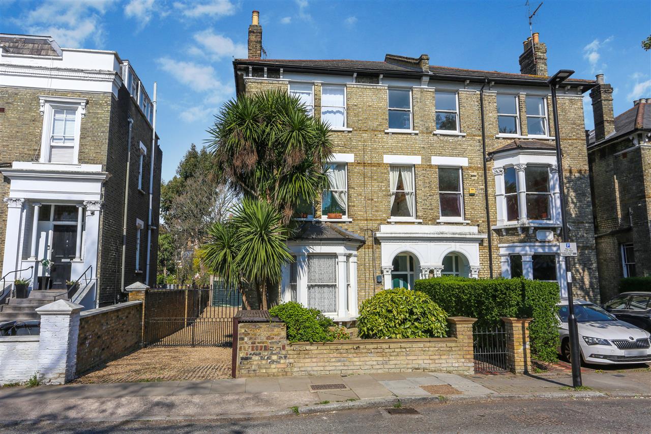 CHAIN FREE! A very well presented and spacious (approximately 777 Sq Ft / 72 Sq M including garage) split level first floor apartment forming part of an attractive semi detached Victorian property situated in a highly sought after location within close proximity to the multiple shopping and ...