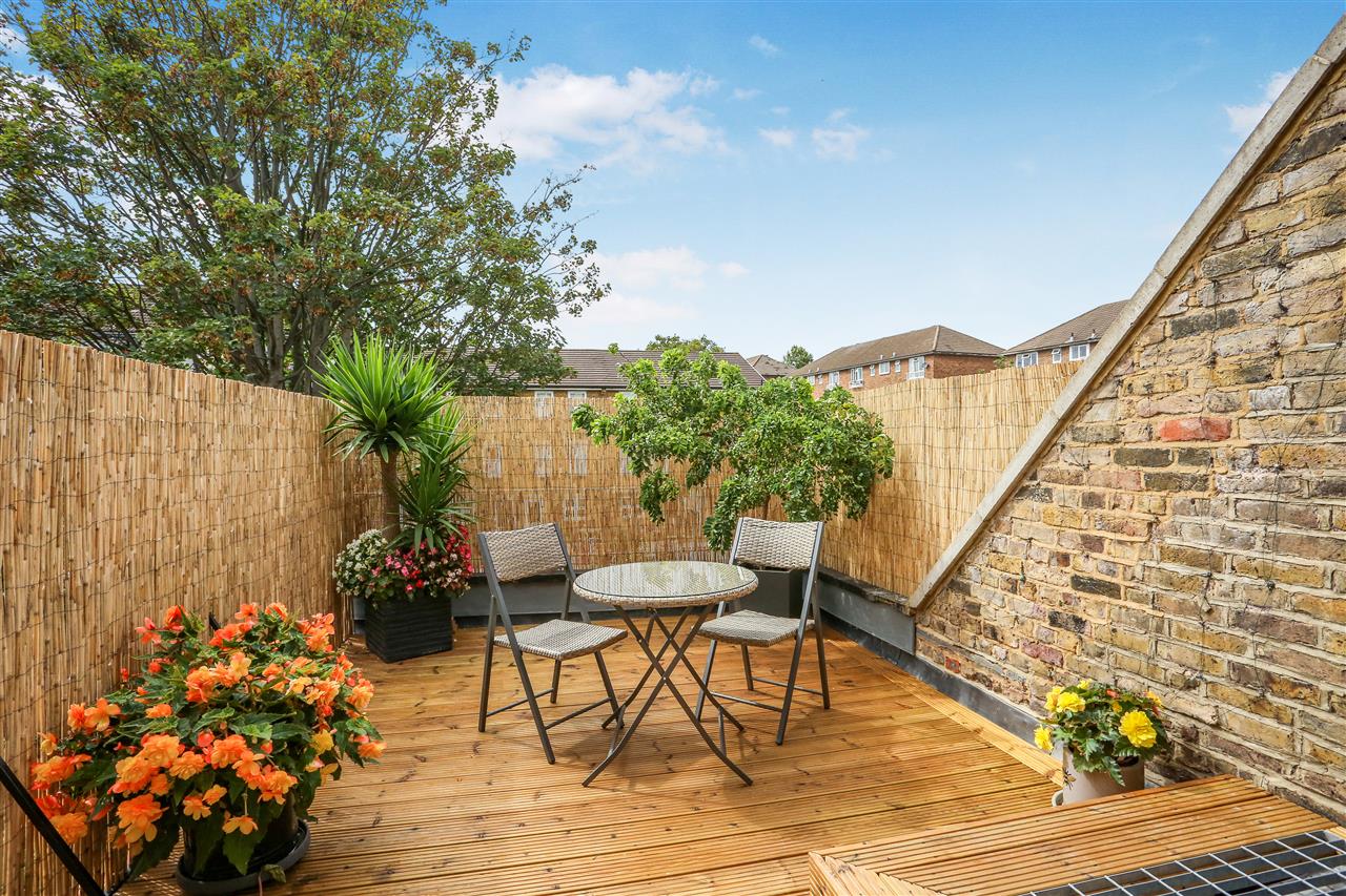 2 bed flat for sale in Huddleston Road 1