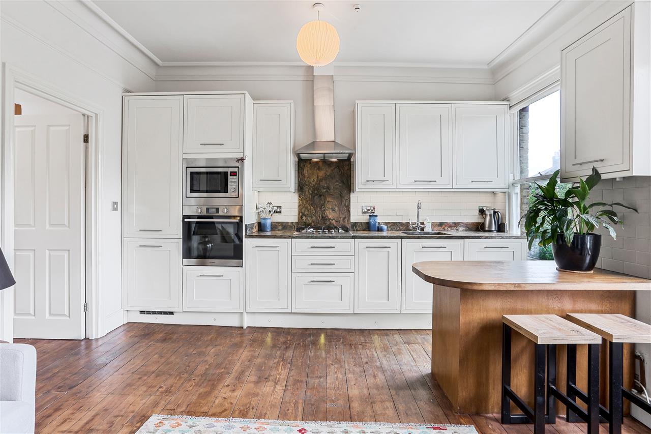 2 bed flat for sale in Huddleston Road 3