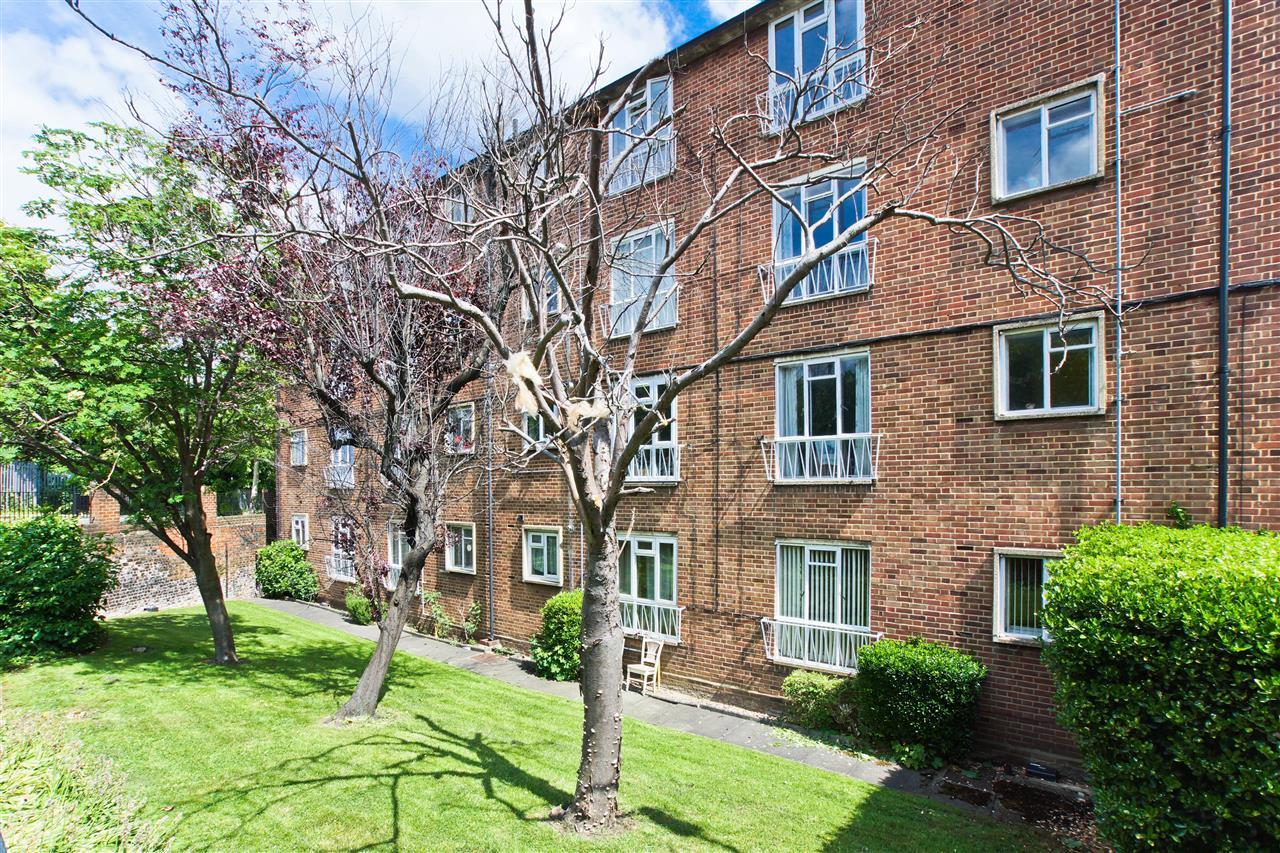 CHAIN FREE! A well presented and modern third floor (top) apartment forming part of a popular purpose built block situated within close proximity to Tufnell Park and Archway (both Northern Line) underground stations together with local shops, cafes, bars and restaurants on both Junction Road ...