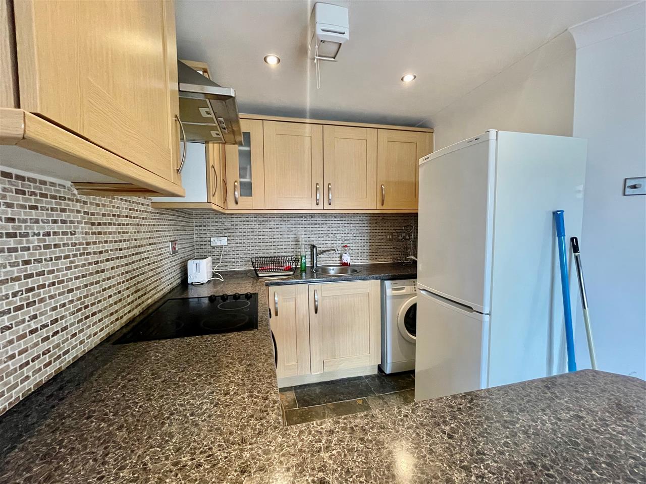 1 bed flat for sale in Junction Road 6