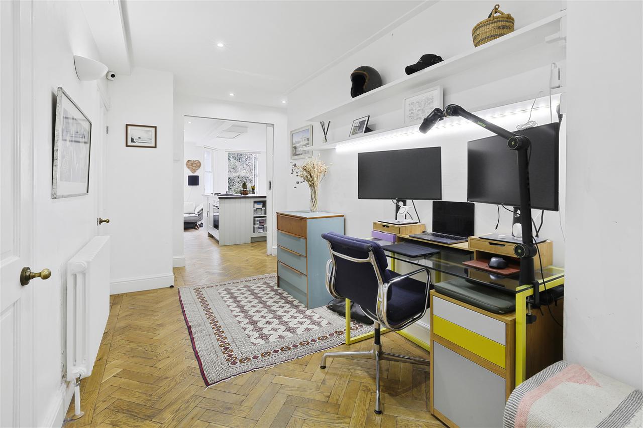 2 bed flat for sale in Carleton Road 9