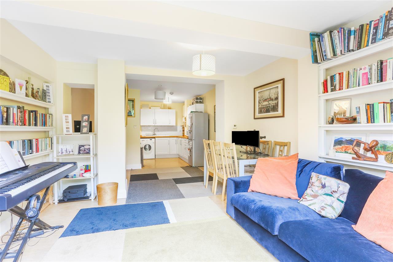 2 bed flat for sale in Tufnell Park Road  - Property Image 6