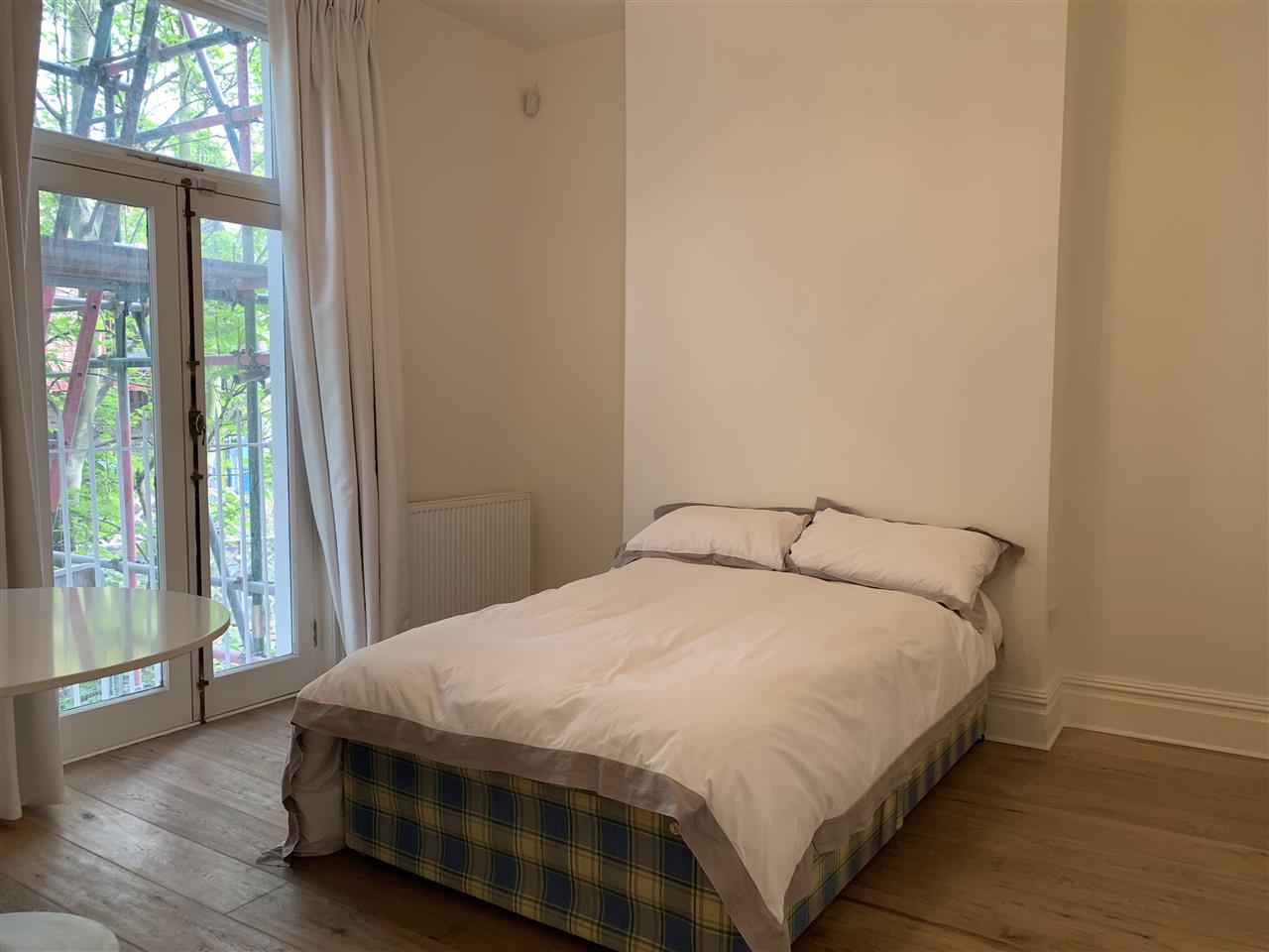 2 bed flat to rent in Celia Road 8