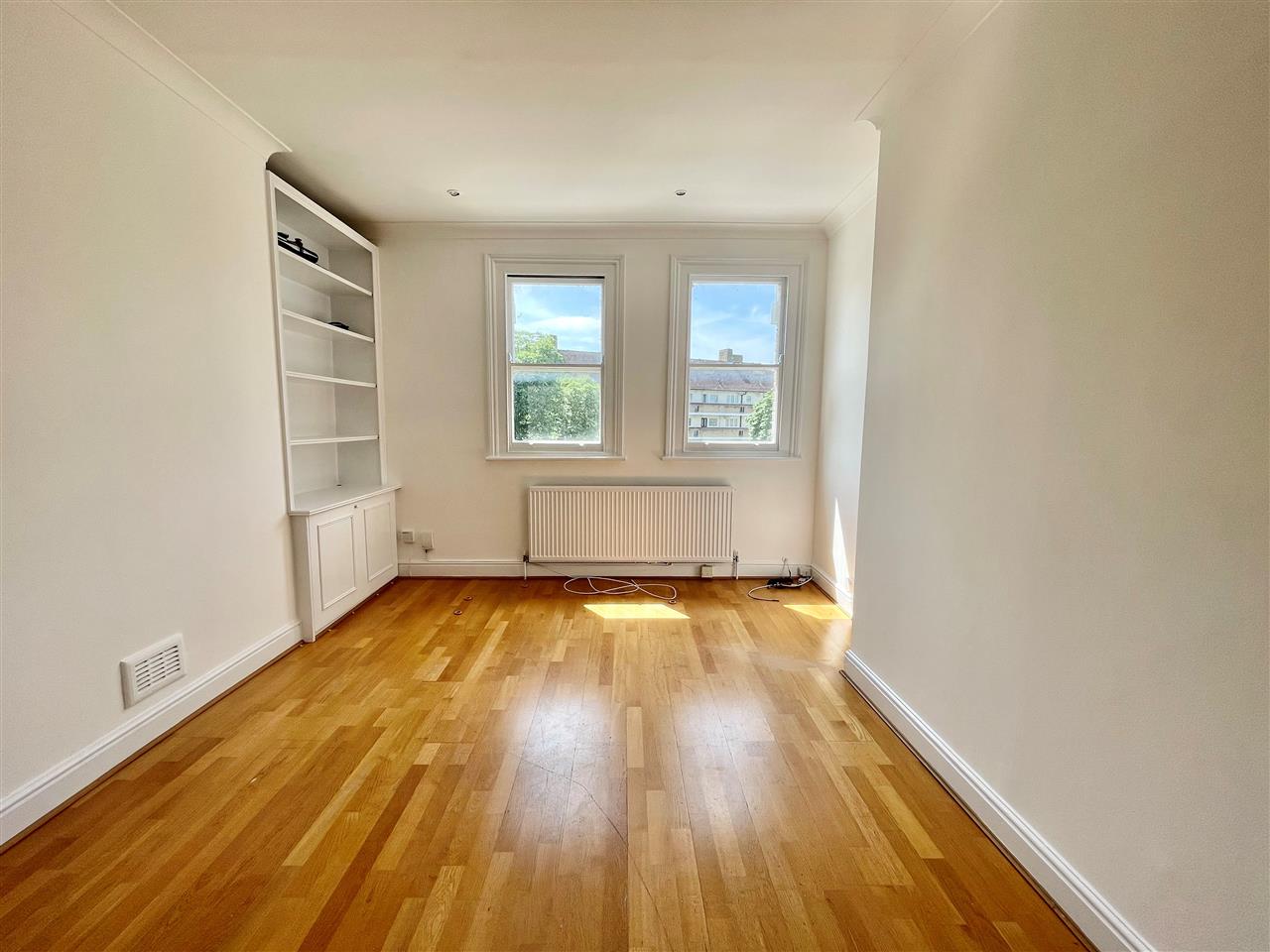 CHAIN FREE! Well presented and spacious (approximately 654 Sq Ft / 61 Sq M) split level second floor (entrance at first floor level) apartment forming part of a converted semi detached Victorian property situated within close proximity to Tufnell Park underground station (Northern Line) ...