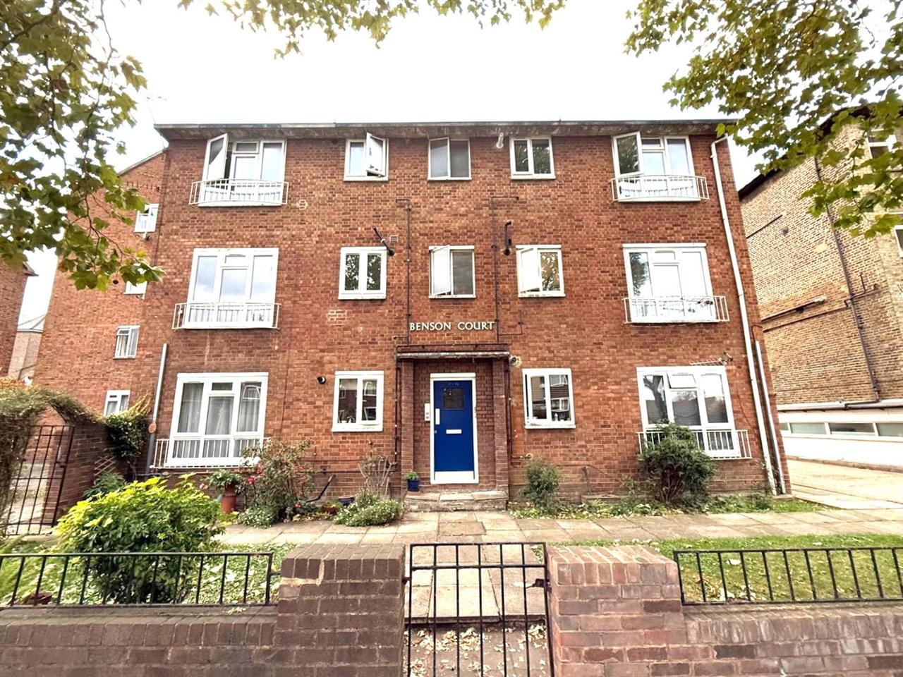 AVAILABLE IMMEDIATELY! A well presented and spacious UNFURNISHED first floor apartment forming part of a popular purpose built block situated within very close proximity to Tufnell Park and Archway (both Northern Line) underground stations together with local shops, cafes, bars and restaurants ...