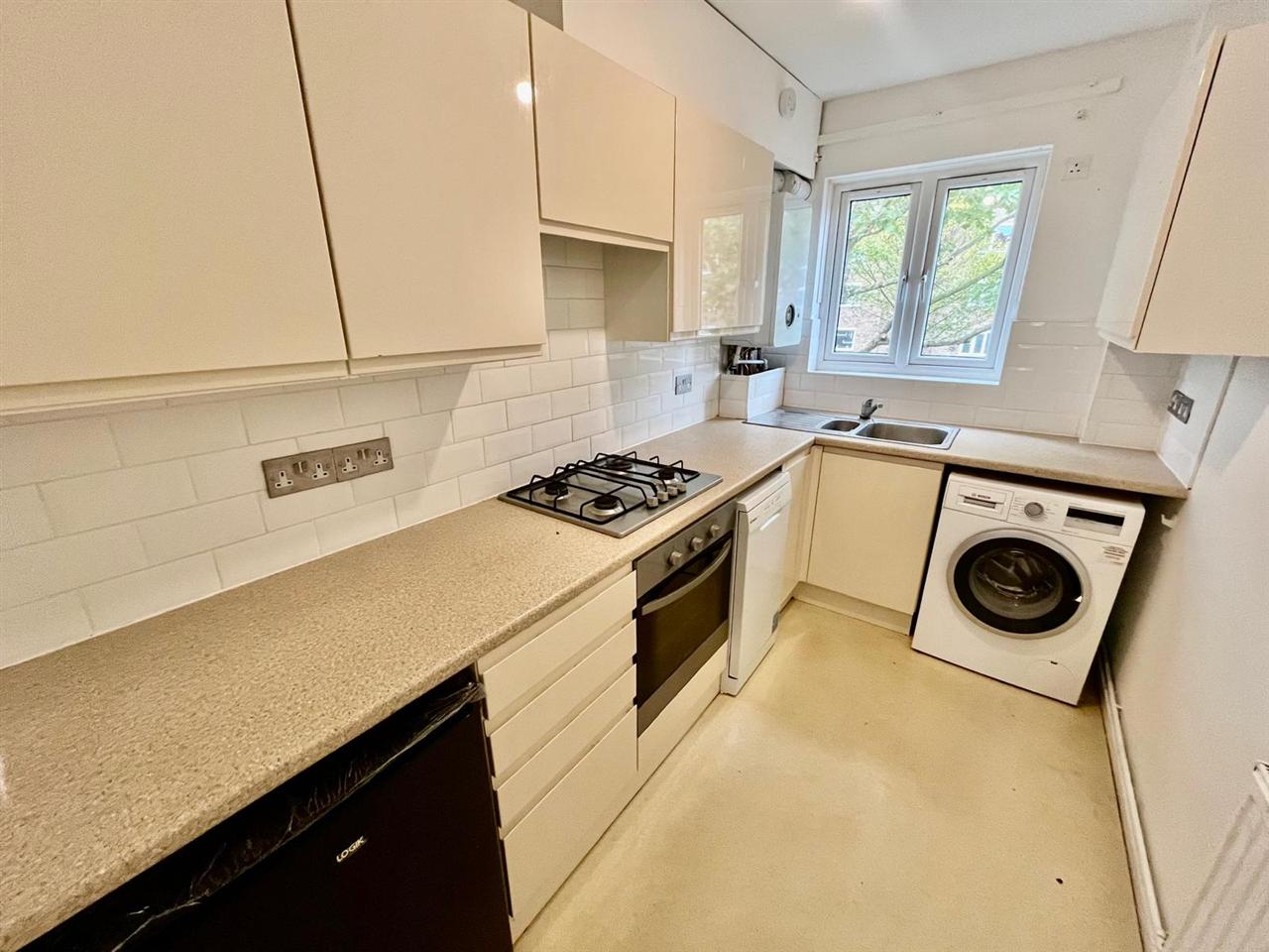 2 bed flat to rent in Junction Road 3