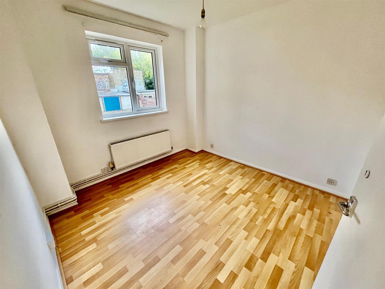2 bed flat to rent in Junction Road 5