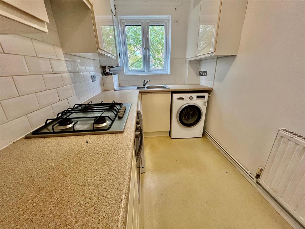 2 bed flat to rent in Junction Road 9