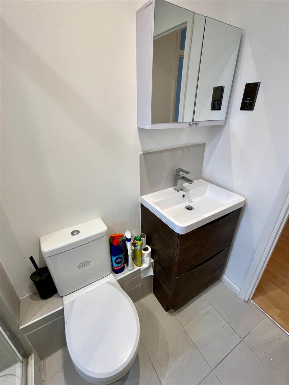 2 bed flat to rent in Junction Road 10