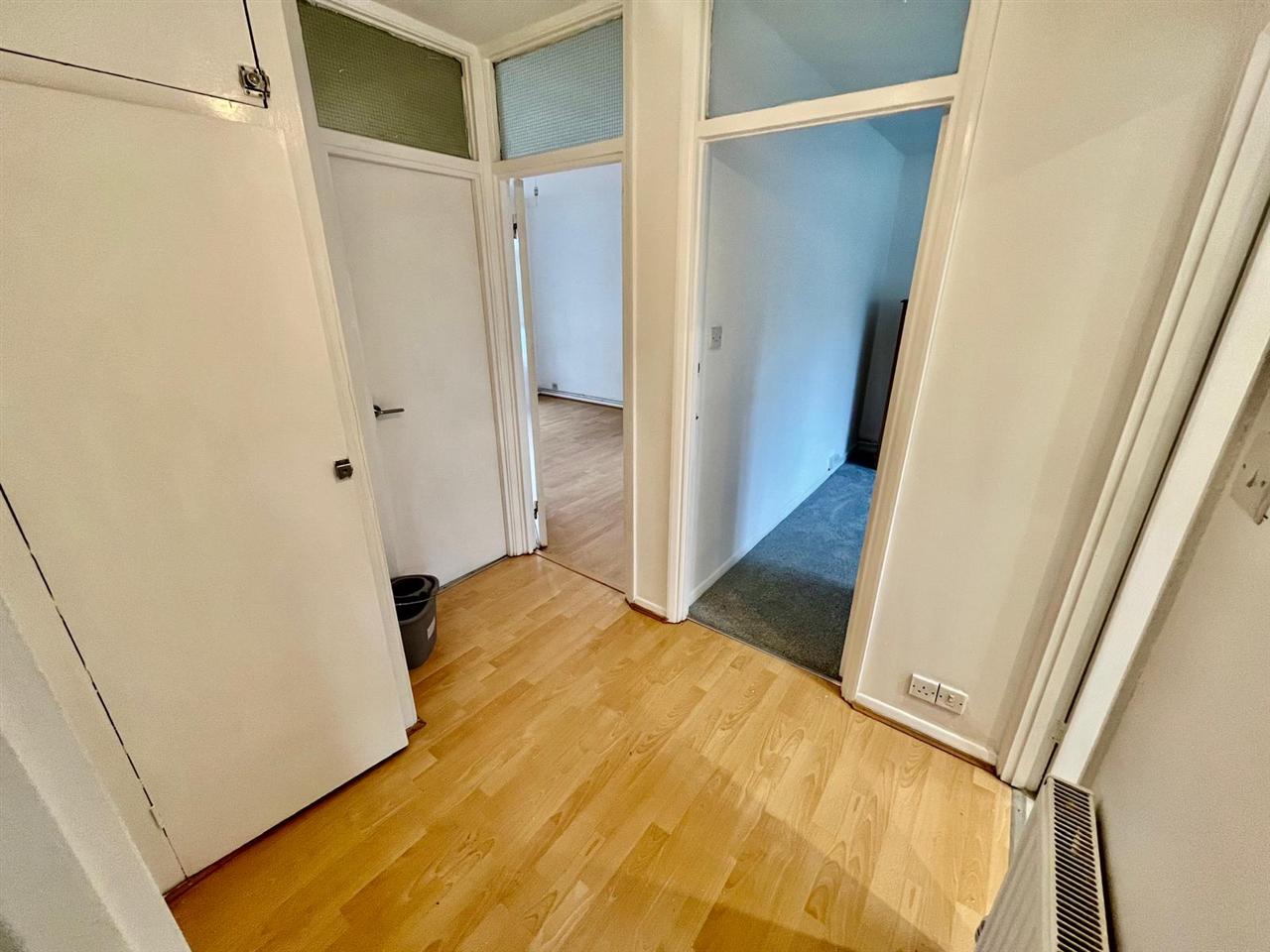 2 bed flat to rent in Junction Road 11