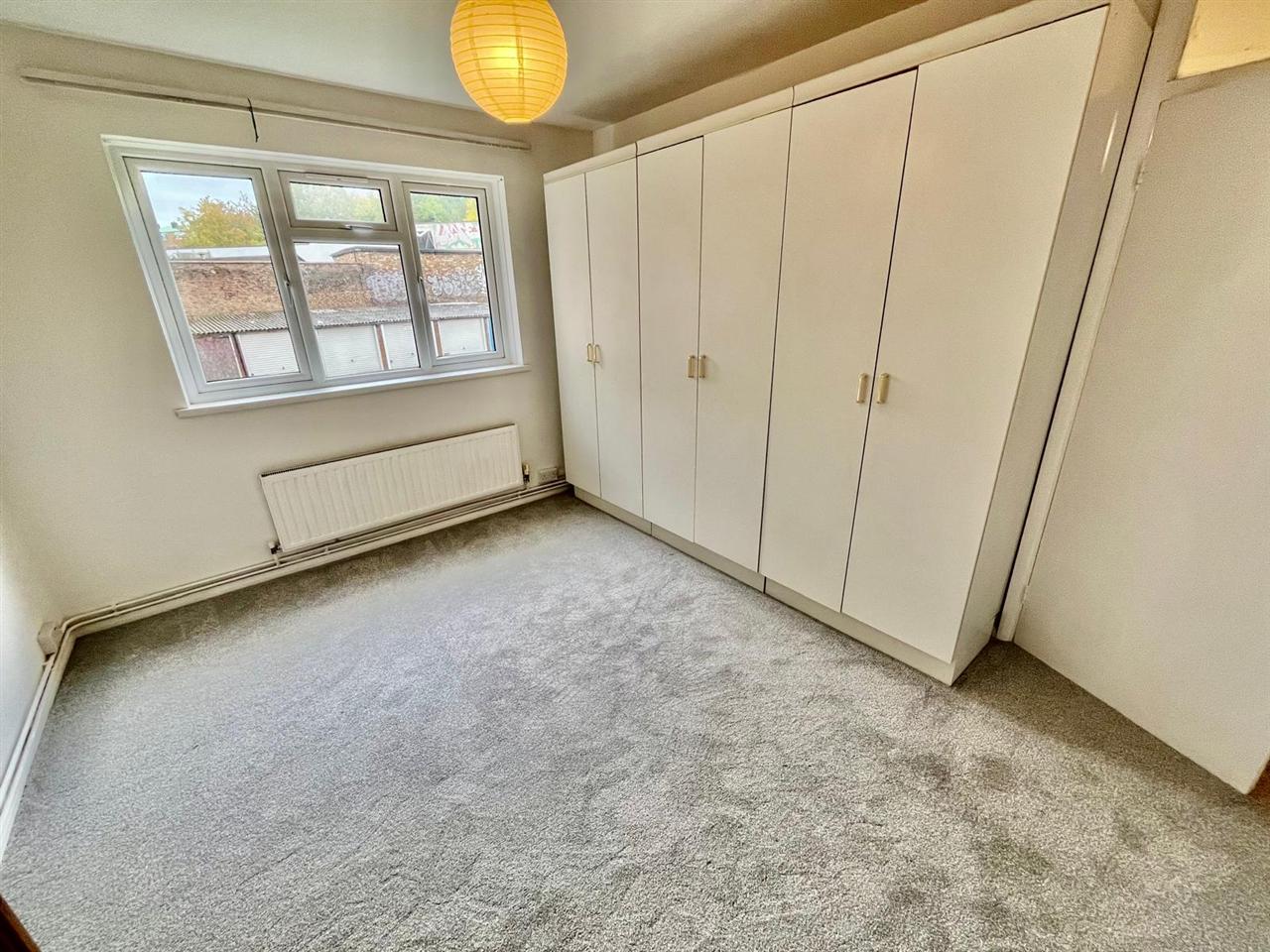 2 bed flat to rent in Junction Road 1