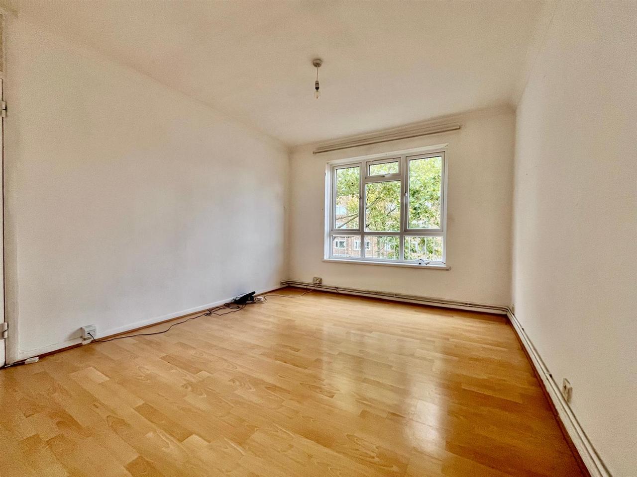 2 bed flat to rent in Junction Road 7