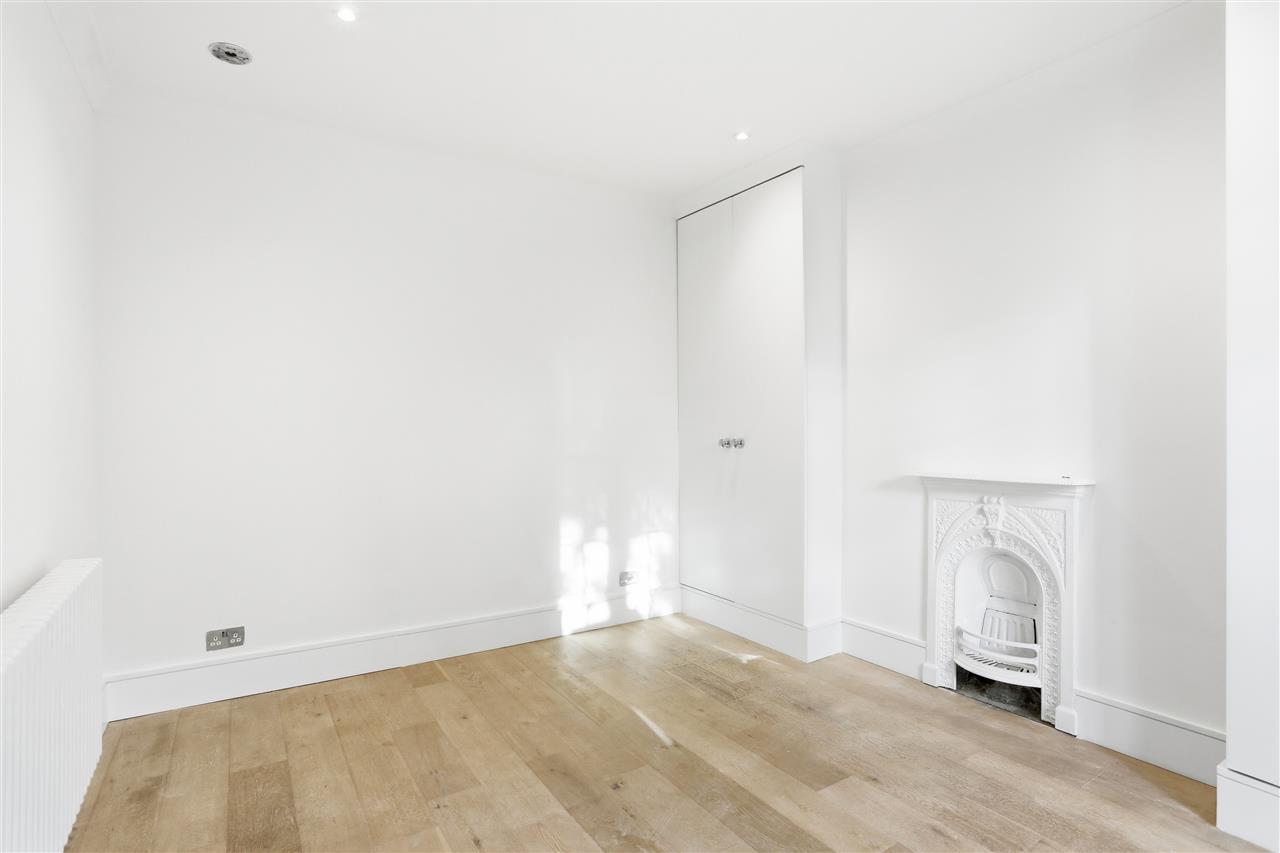 1 bed flat for sale in Leighton Road 8