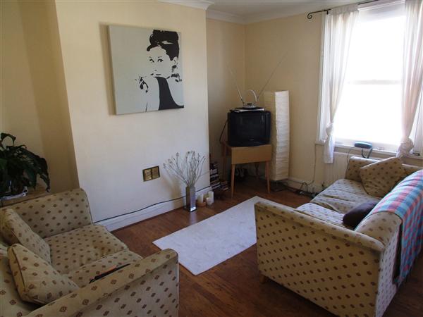2 bed flat to rent in Huddleston Road 1