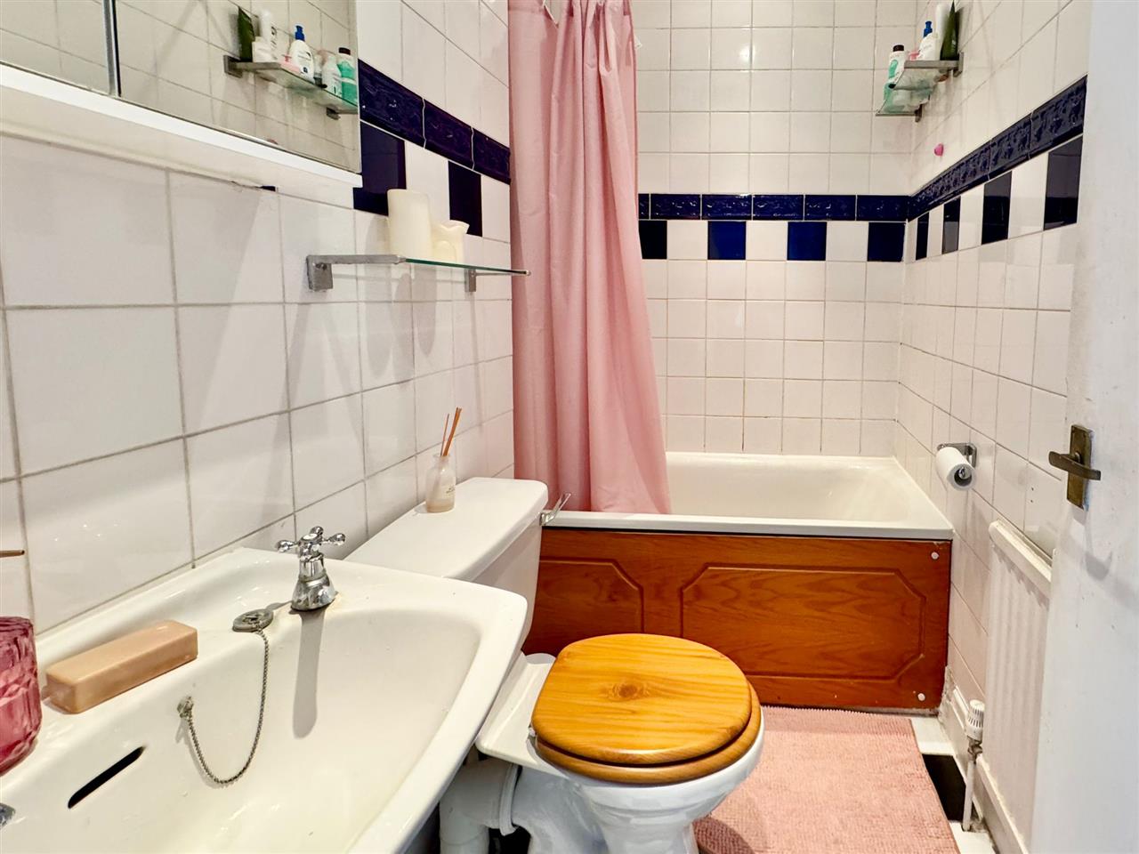 2 bed flat to rent in Huddleston Road 5