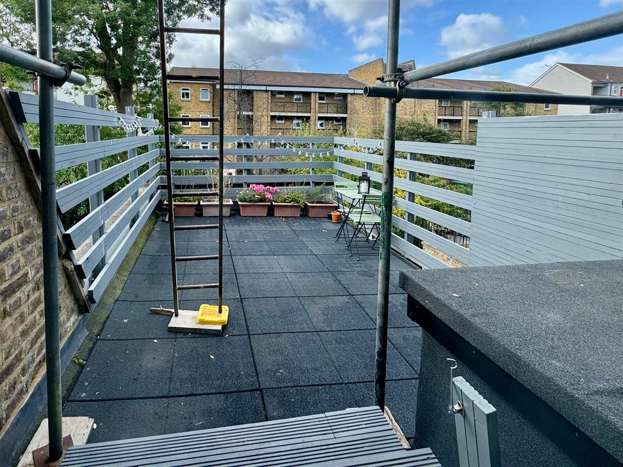 2 bed flat to rent in Huddleston Road 6