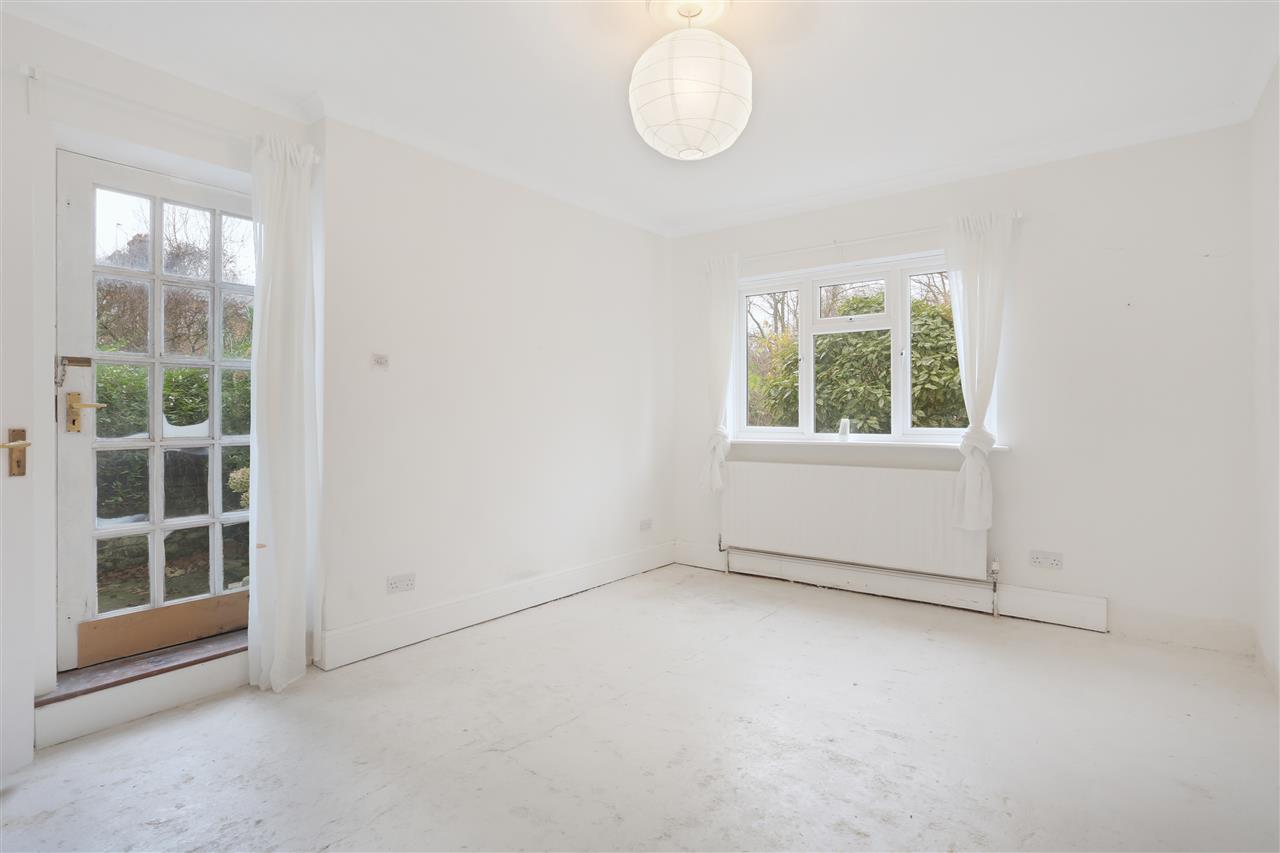 3 bed flat for sale in Huddleston Road 4