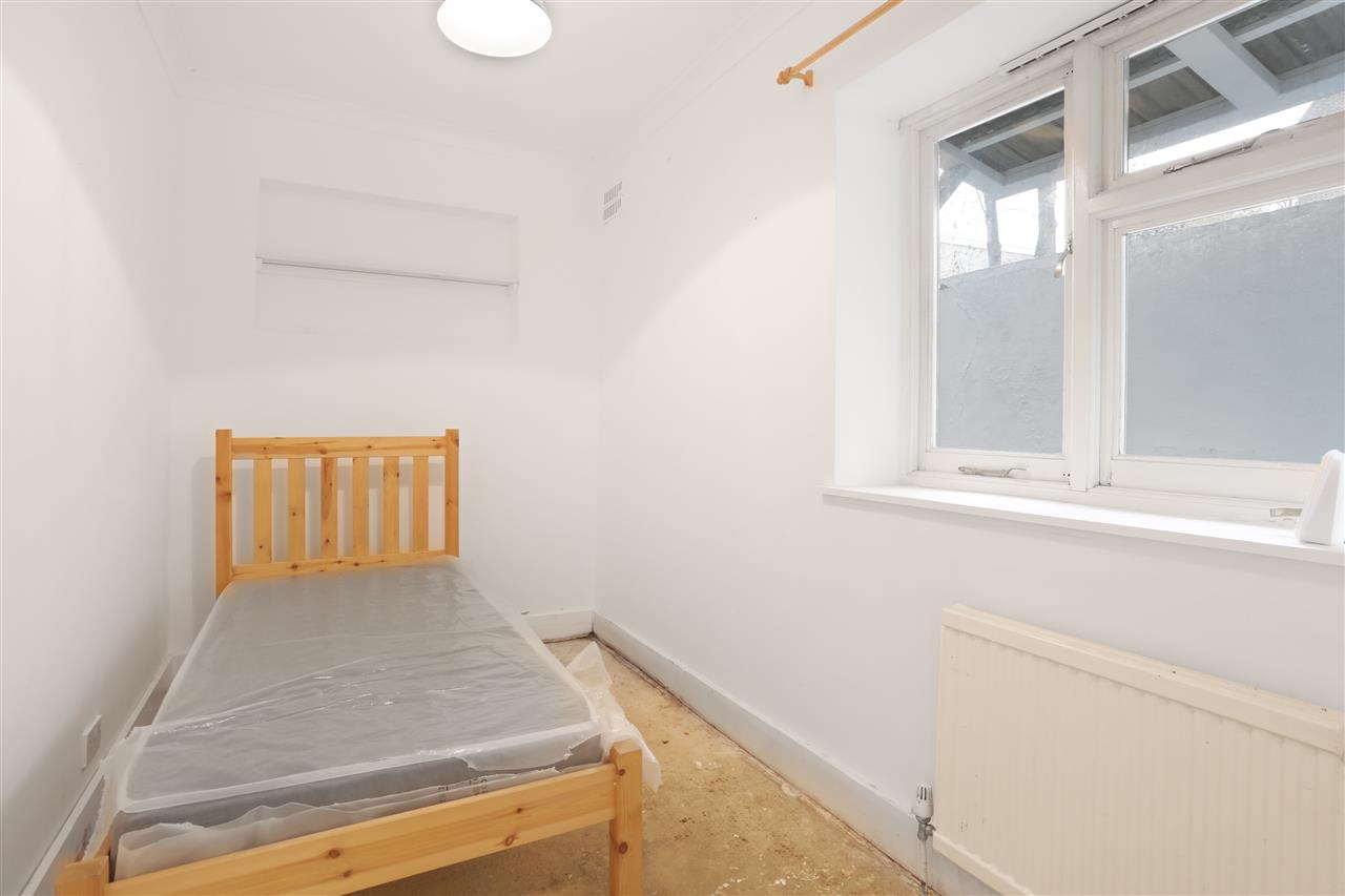 3 bed flat for sale in Huddleston Road 8
