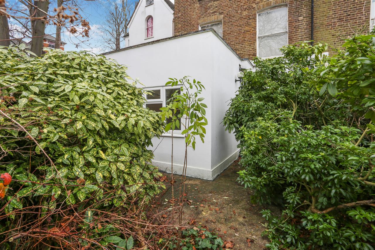 3 bed flat for sale in Huddleston Road  - Property Image 12