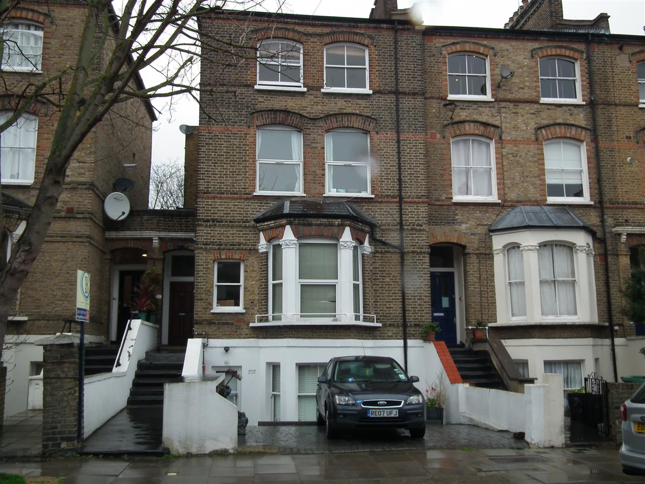 AVAILABLE 20TH JANUARY 2023. Located on the top floor of this converted house is this well presented and spacious apartment which is in the process of being fully decorated. The accommodation comprises of two double bedrooms, reception room with large elevated shelving/TV area, separate modern ...